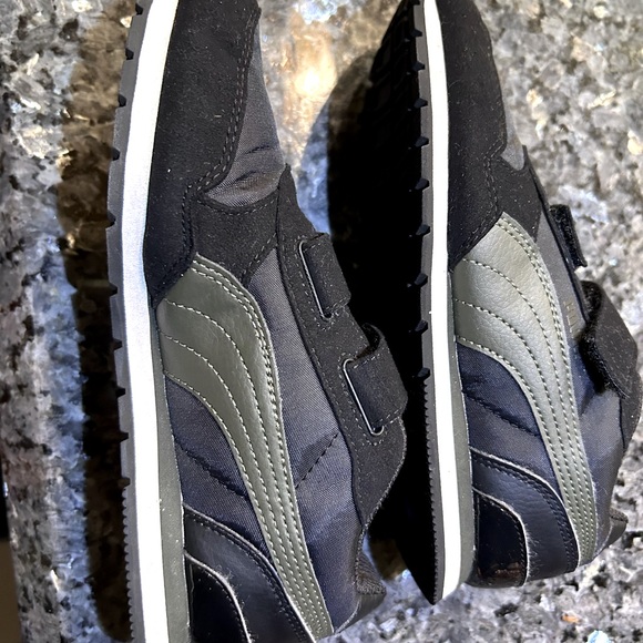 Puma sneakers for toddlers. Size 3c . Black. - Picture 6 of 6